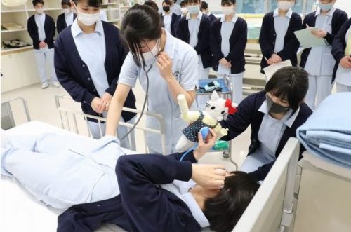 キャラクターのぬいぐるみを使って治療の説明（実習）